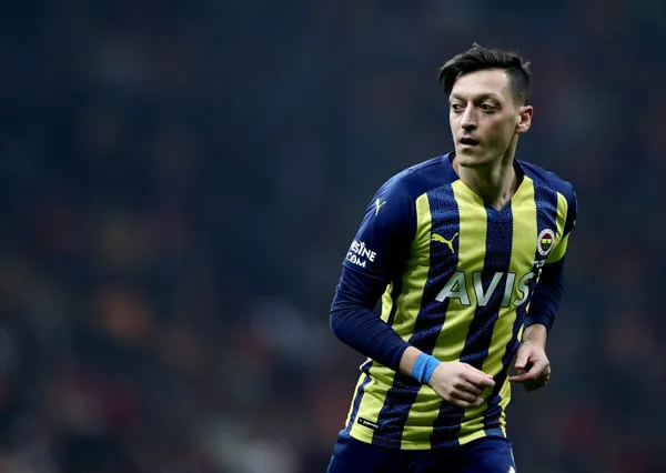 Son dakika: Mesut Özil futbolu bıraktığını açıkladı!
