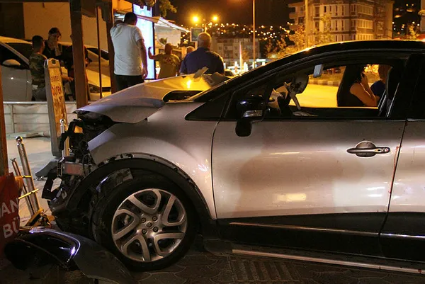 Hatay'da minibüs ile otomobil çarpıştı! Çok sayıda yaralı var - 4