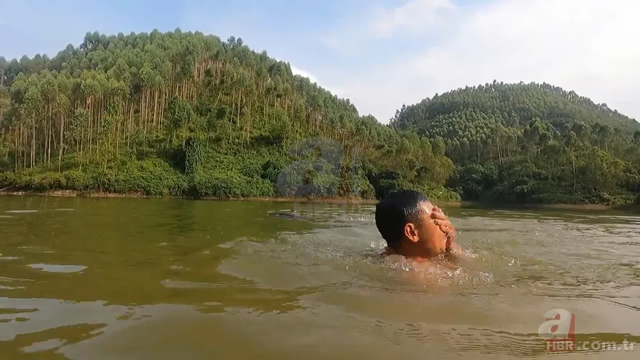 Dev anakonda yılanı nehirde yüzen gençlere saldırdı! Korku dolu anlar görüntülendi 23