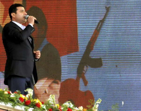 iste-kilicdaroglunun-ozgurluk-vaat-ettigi-demirtas-olasi-sinir-otesi-operasyon-oncesi-skandal-sozler-turkiye-i-1659468061654.jpg İşte Kılıçdaroğlu’nun ‘özgürlük’ vadettiği Demirtaş! Olası sınır ötesi operasyon öncesi skandal sözler: “Türkiye işgalini genişletmeye hazırlanıyor” - 5