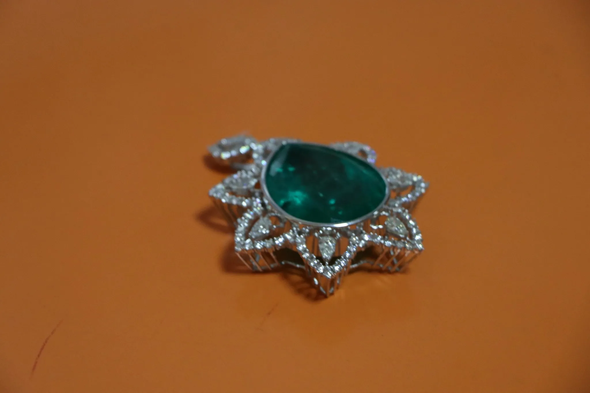 İstanbul'dan çalınan 1 milyon dolarlık "zümrüt" Mersin'de bulundu