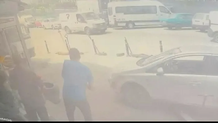 istanbulda-kimyasal-panigi-elektrik-diregine-carpti-yola-akti-1714046779023.jpeg İstanbul'da kimyasal paniği! Elektrik direğine çarptı yola aktı - 1