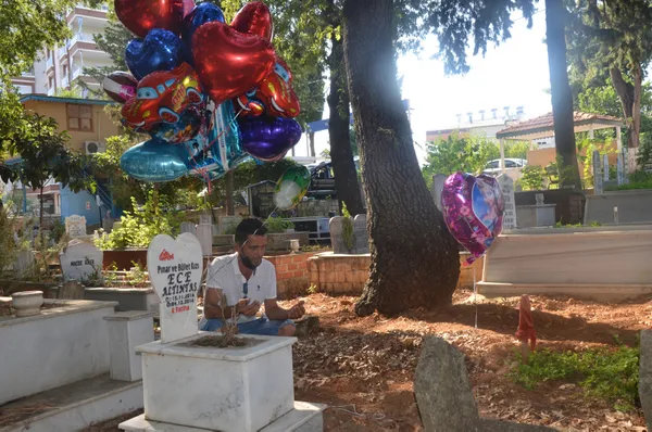 1626890124869.jpg Antalya'da çocuk mezarlarına balon bağlanmasının yürekleri burkan hikayesi: "Çocuğum mezarda o gelemez" - 6