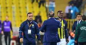 Emenike topun ağzında