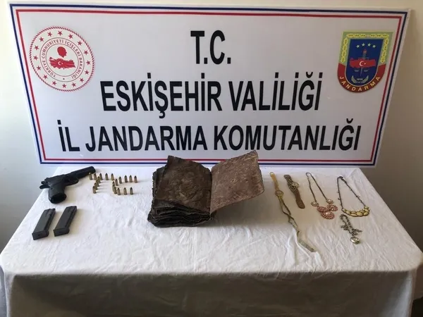 Eskişehir'de 1000 yıllık olduğu düşünülen İncil ele geçirildi - 1