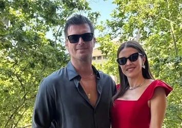 Kıvanç Tatlıtuğ ile Başak Dizer'den Barcelona'da mutluluk pozu