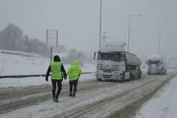 Son dakika: Bursa-Ankara yolu kardan kapandı! İstanbul'a gelişte uzun kuyruk - 7