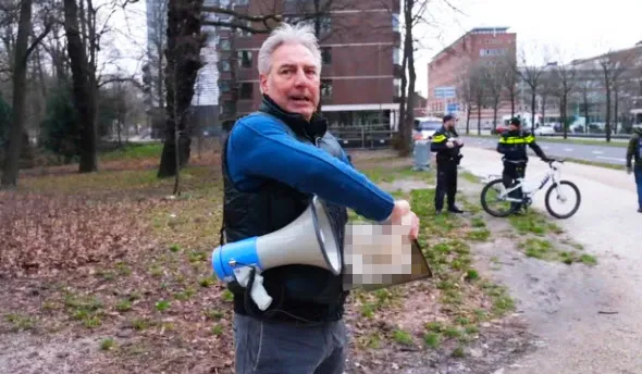 İsveç’teki Kur’an-ı Kerim yakma skandalının ardından bu kez de Hollanda’da Kur’an yırtıldı! Wagensveld daha önce Hz. Muhammed’e hakaret etmişti