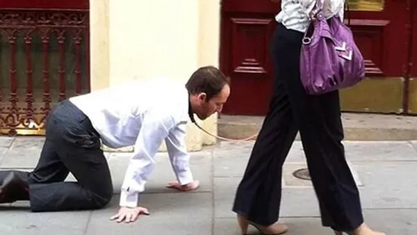 Koronavirüs kısıtlamasını delmek için kocasına tasma taktı: Köpeğimi gezdiriyorum