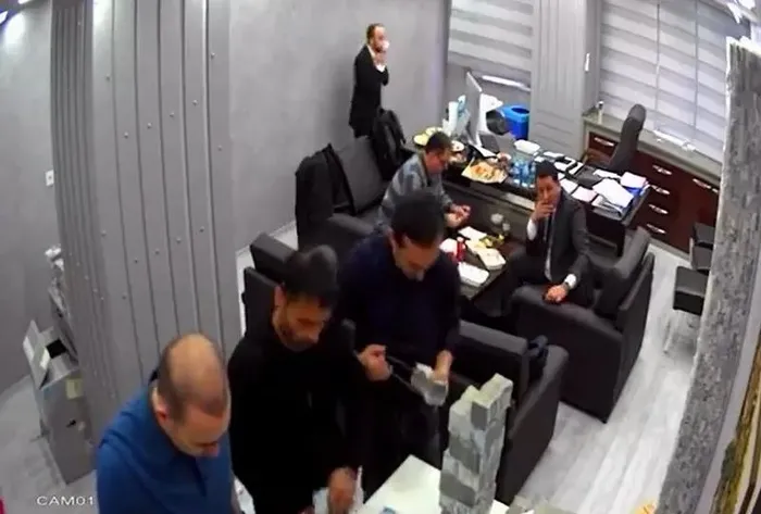 chpdeki-para-skandalinda-yeni-detay-para-kule-sorusturmasinin-tanik-ismi-konustu-sistemin-icinde-fetonun-prens-1711498592736.jpeg CHP’deki para skandalında çarpıcı detay! Para kule soruşturmasının tanık ismi konuştu: "Sistemin içinde FETÖ'nün prensi var" - 1