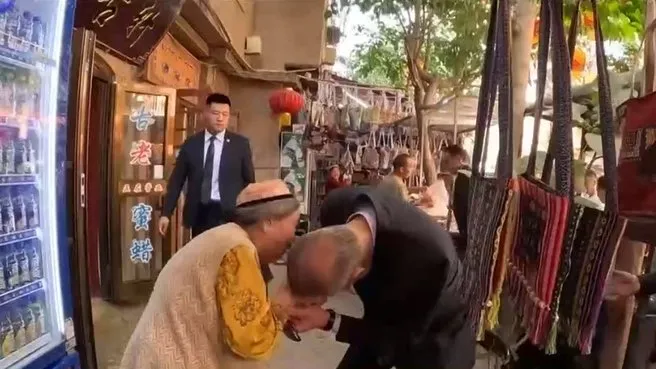 Yaşlı kadının elini öptü, dua istedi