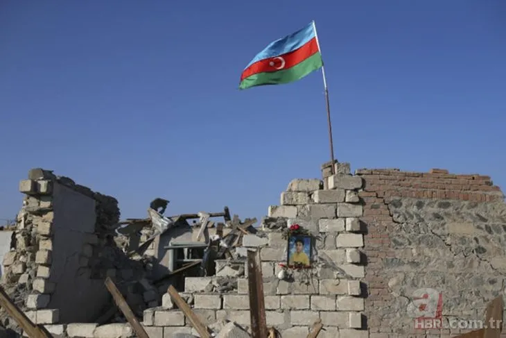 27 yıl sonra bir ilk! Ermenistan işgalinden kurtarılan Kelbecer’e Azerbaycan bayrağı dikildi