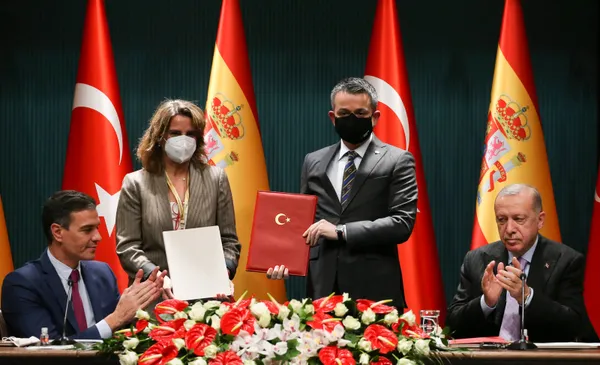 Türkiye'nin gemi hamlesi komşuyu karıştırdı! Yunan yazar gerçeğin farkında: Böyle giderse ülke iflas edecek - 2