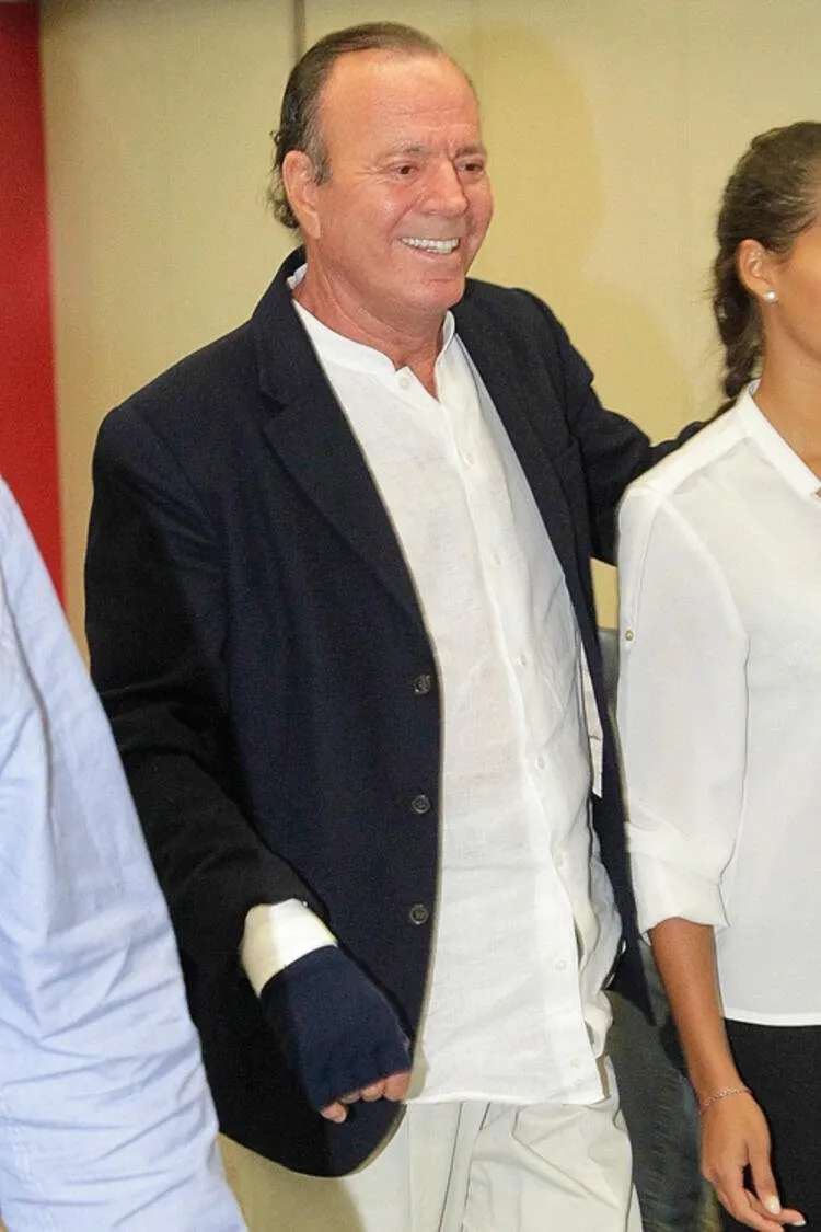 Ünlü şarkıcı Julio Iglesias’ın son hali endişelendirdi! Yardımla yürüdü