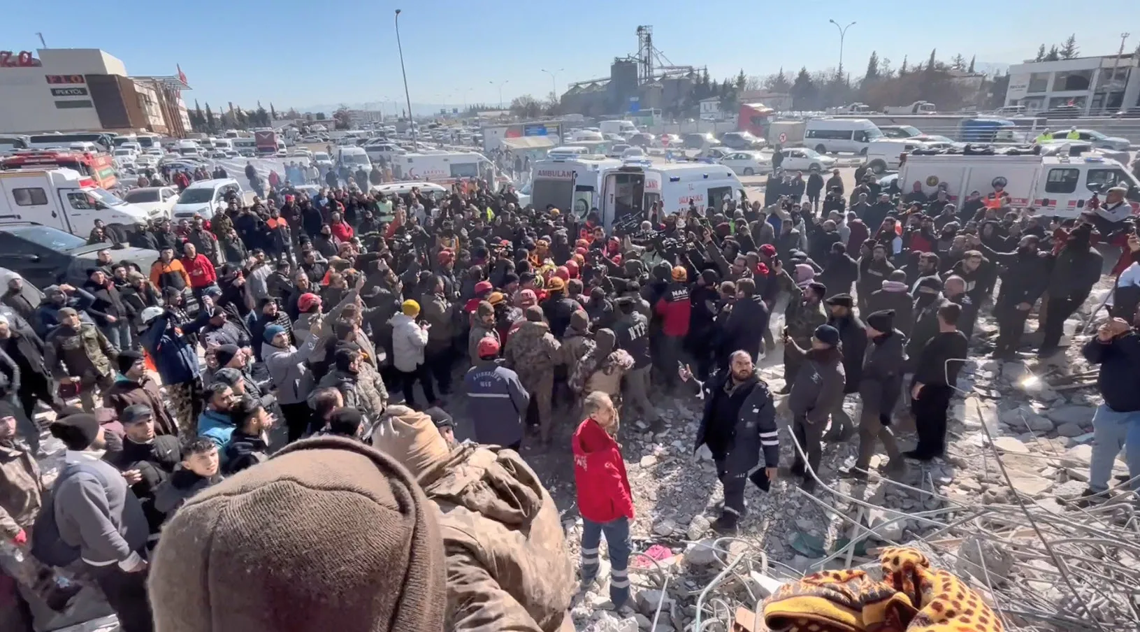 Ölüm sitesi Ebrar: 22 kişi sağ çıkarıldı! Ekiplerin kurtarma anı kamerada