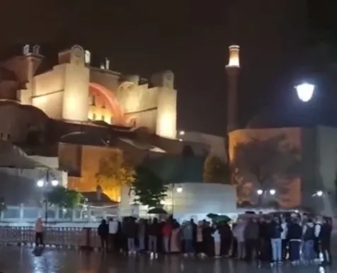 baskan-erdoganin-zaferi-sonrasi-ayasofyada-namaz-kuyrugu-vatandaslar-akin-etti-1685325085415.jpg Başkan Erdoğan'ın zaferi sonrası Ayasofya'da namaz kuyruğu! Vatandaşlar akın etti - 1