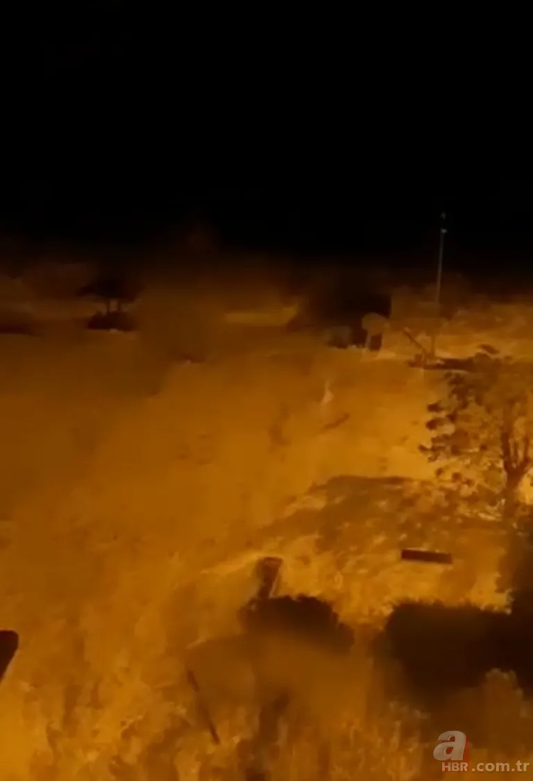 SON DAKİKA | Bursa Gemlik’te tsunamiyi andıran görüntüler! Araçlar ve dükkanlar sular altında... 10