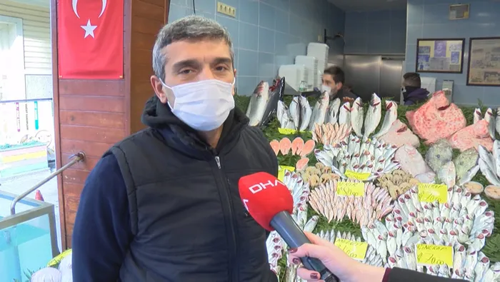 Son dakika: Başkan Erdoğan Çengelköy'de önce esnafla sohbet etti sonra balık aldı - 3