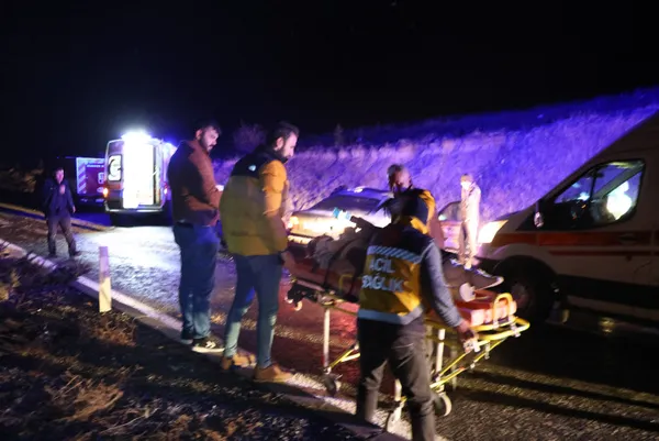 ters-yonde-giden-arac-dehset-sacti-4u-agir-8-yarali-1702889729675.jpg Ters yönde giden araç dehşet saçtı: 4'ü ağır 8 yaralı - 2
