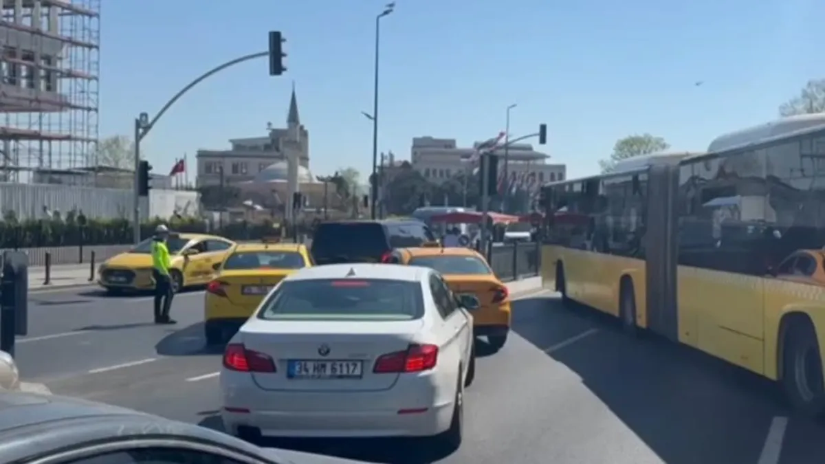 İETT otobüsü yolda kaldı Eminönü'nde trafik felç oldu