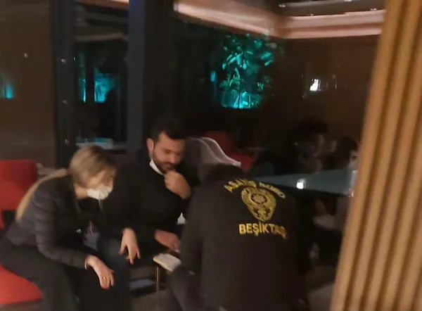 sosyal-medyadan-ihbar-edildiler-turist-cift-otelde-yakalandi-1605947756685.jpg Sosyal medyadan ihbar edildiler! Turist çift otelde yakalandı - 2