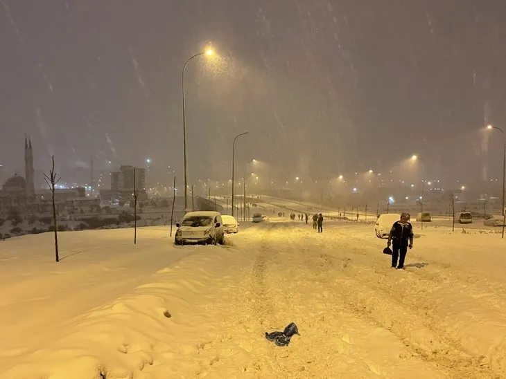 Gaziantep beyaz örtüye teslim oldu! Valilikten kritik uyarı! Şehir dışına çıkışlar yasaklandı