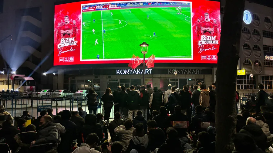 bizim-cocuklar-tarih-yazdi-bayragini-alan-sokaklara-dokuldu-iste-yurttan-kareler-1774994047804.jpg FOTOĞRAF (AA)