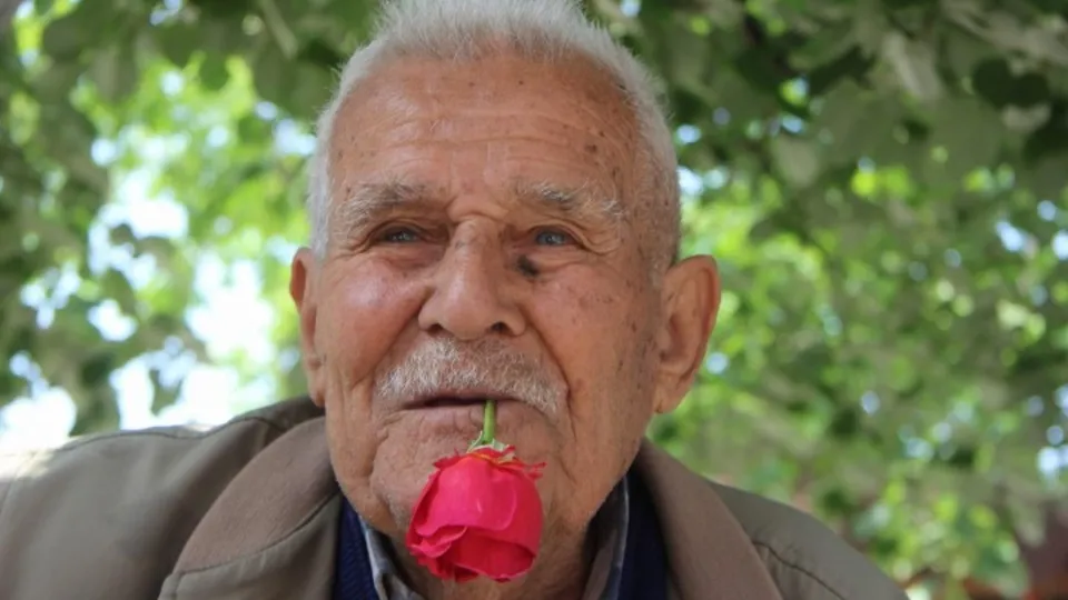 59 yıldır ağzında gülle dolaşıyor