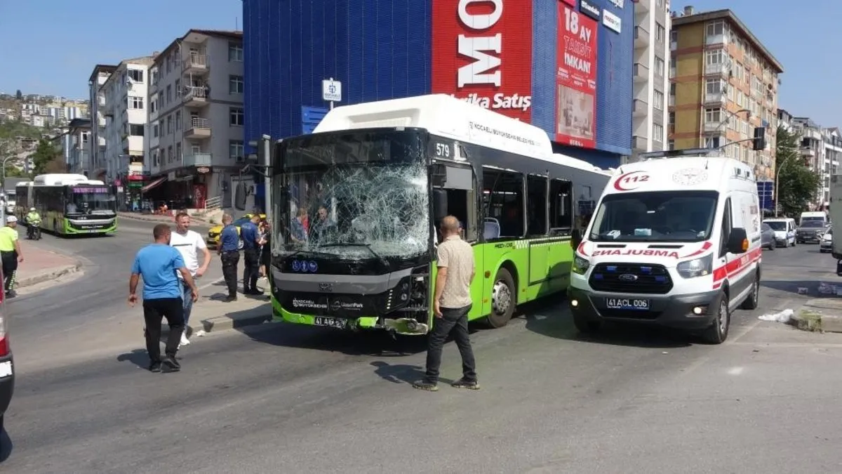 Kocaeli'de yolcu otobüsü ile kamyonet çarpıştı: 1'i çocuk 6 yaralı