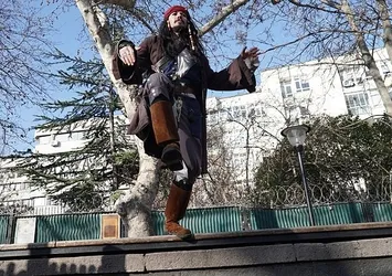 Ankara sokaklarında Jack Sparrow sürprizi! Giydiği kostüm ile ilgi odağı oldu