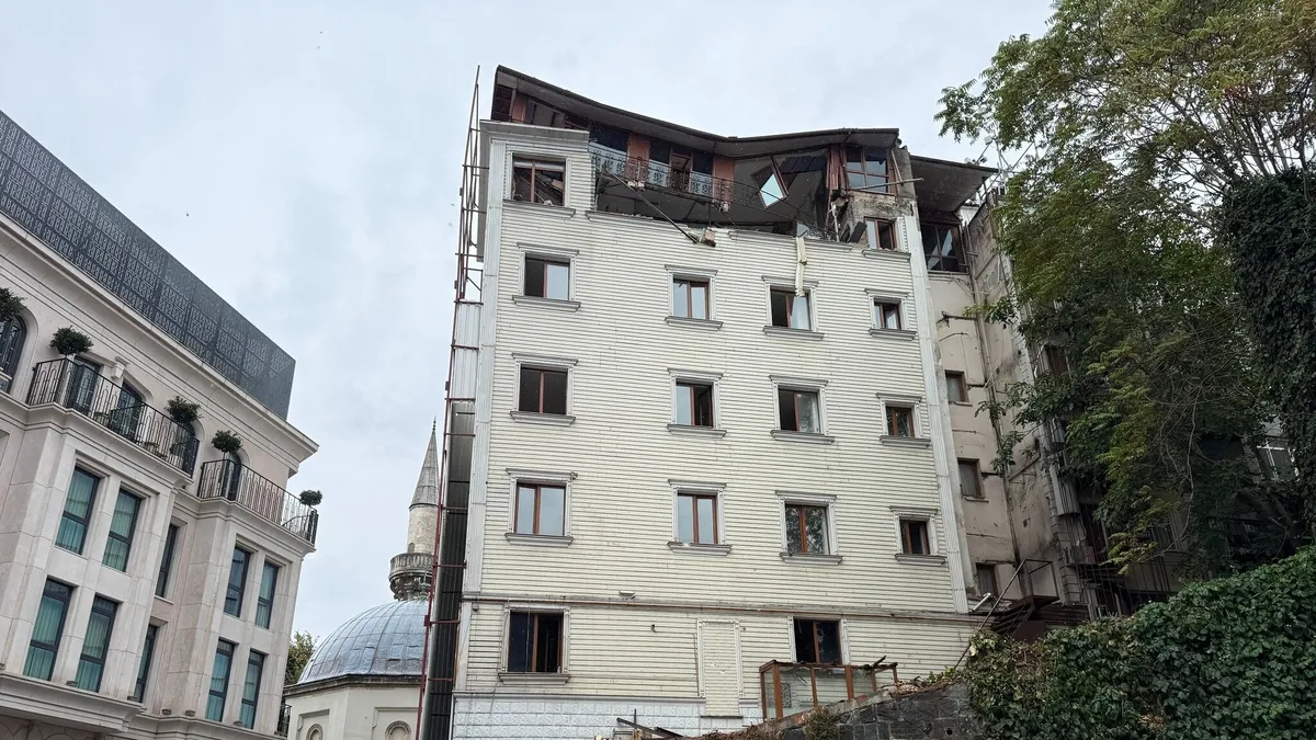 Fatih'teki otelin en üst katı çöktü: 5 araç zarar gördü