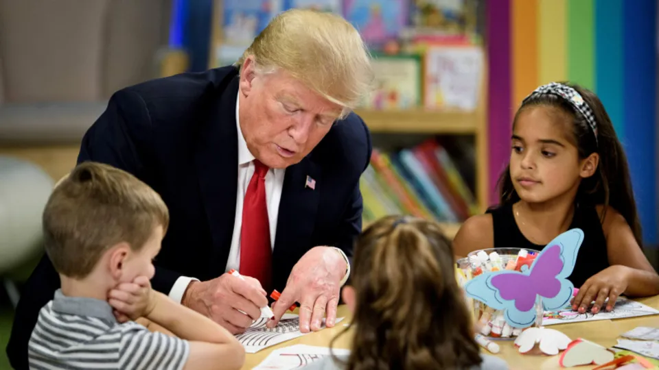 Donald Trump, Amerikan bayrağını yanlış boyadı