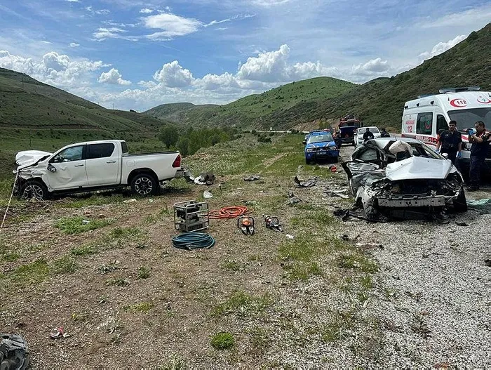 1716550979373.jpeg Sivas'ta iki araç çarpıştı! Ölü ve yaralılar var - 2