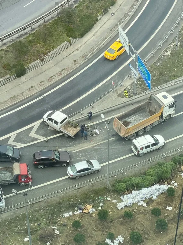 1679484903427.jpg TEM Otoyolu'nda feci kaza! Hafriyat kamyonu kamyonete böyle çarptı - 1