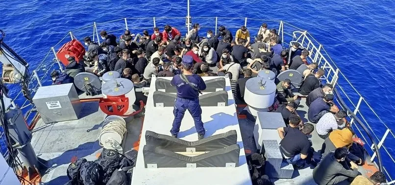 İzmir açıklarında 87 düzensiz göçmen yakalandı