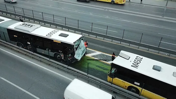 Son dakika: İstanbul’da 2 metrobüs kafa kafaya çarpıştı! İşte kazanın nedeni