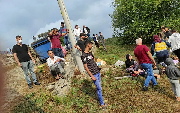 Son dakika: Fındık işçilerinin taşındığı traktör devrildi - 1