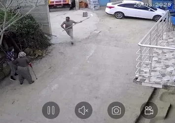 81 yaşındaki dayısına kürekle saldırdı: O anlar kamerada