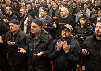 Ramazanın müjdecisi Berat Kandili ülke genelinde idrak edildi! Camiler doldu taştı