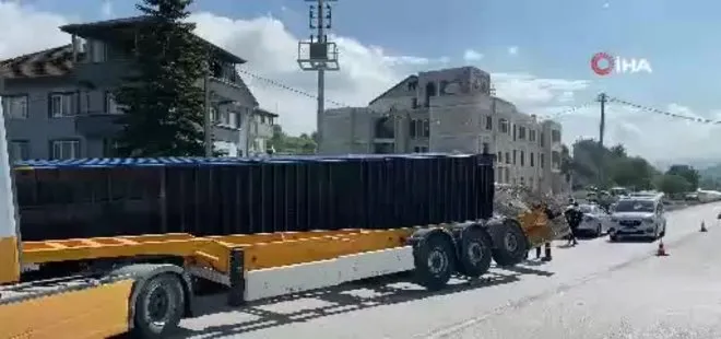 Düzce’de tırın taşıdığı konteyner yola devrildi
