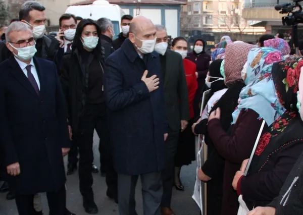 İçişleri Bakanı Süleyman Soylu’dan HDP önünde evlat nöbetindeki ailelere ziyaret