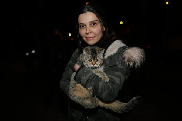 Deprem sonrası ağır hasar alan Galeria İş Merkezi’nde kedi kurtarma operasyonu! Mehmetçik seferber oldu helikopter havalandı