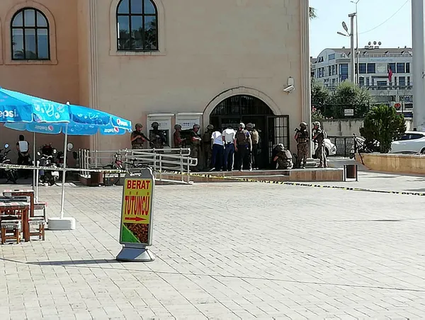 Antalya'da bankada gerçekleşen rehine krizi sona erdi: Banka müdürü ve çalınalar kurtarıldı! Zanlı gözaltında - 1