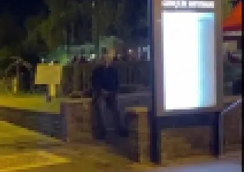 Sokak ortasında skandal görüntü! Genç kızları izleyerek...