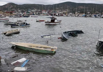 Foça'da fırtına: 5 tekne battı