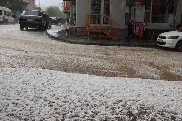 erzurumda-dolu-yagisi-merkez-beyaza-boyandi-1653311060384.jpg Erzurum’da dolu yağışı! Merkez beyaza boyandı - 2