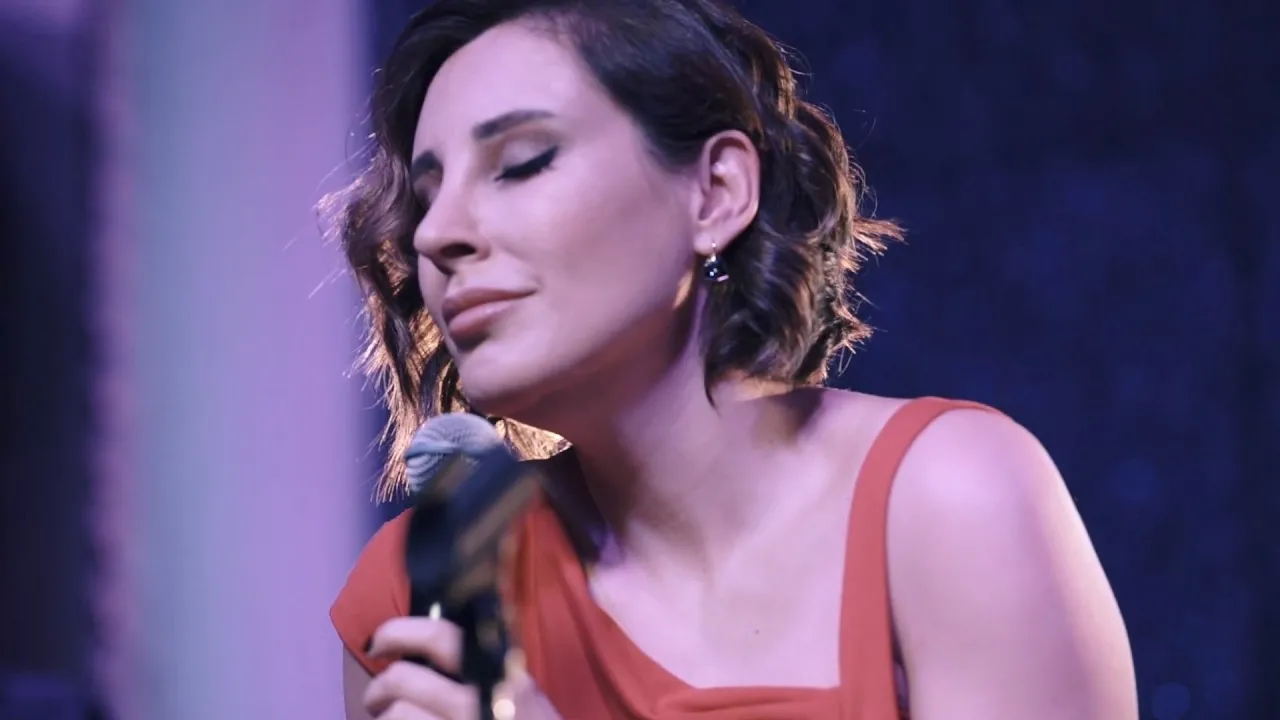 Funda Arar'dan ev yapımı konser