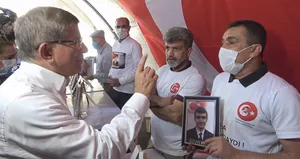 Evlat nöbetindeki ailelerden Davutoğlu’na sert tepki