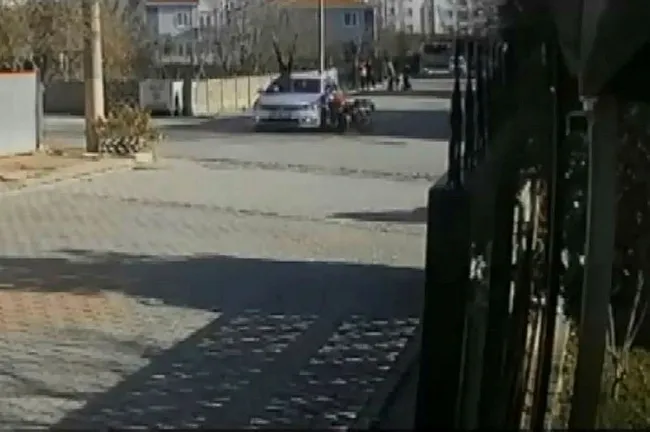 Tekirdağ’da korkunç anlar! Motosikletiyle çarptığı otomobilin üzerinden uçtu - 3