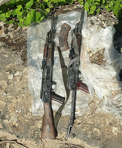 Son dakika: Hakkari'de PKK'ya darbe! Teröristlere ait silah ve mühimmat ele geçirildi - 1